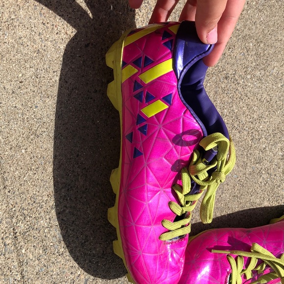 I am selling girls soccer cleats size 4 1/2 - Picture 2 of 5